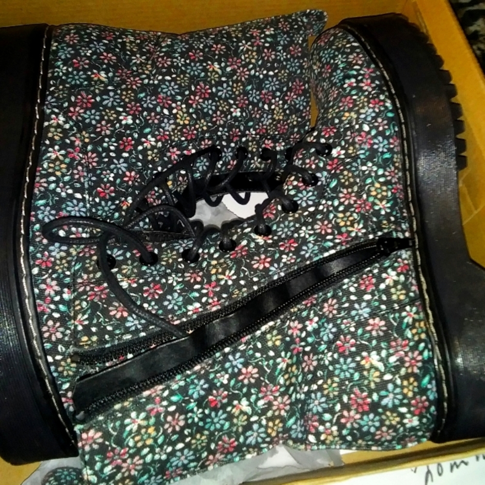 Women's Portland boots. Size 8 and 1/2 2-in heel 9 in tall